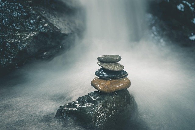 Balanced stones, weighing dollar-cost averaging vs lump sum against your comfort with risk