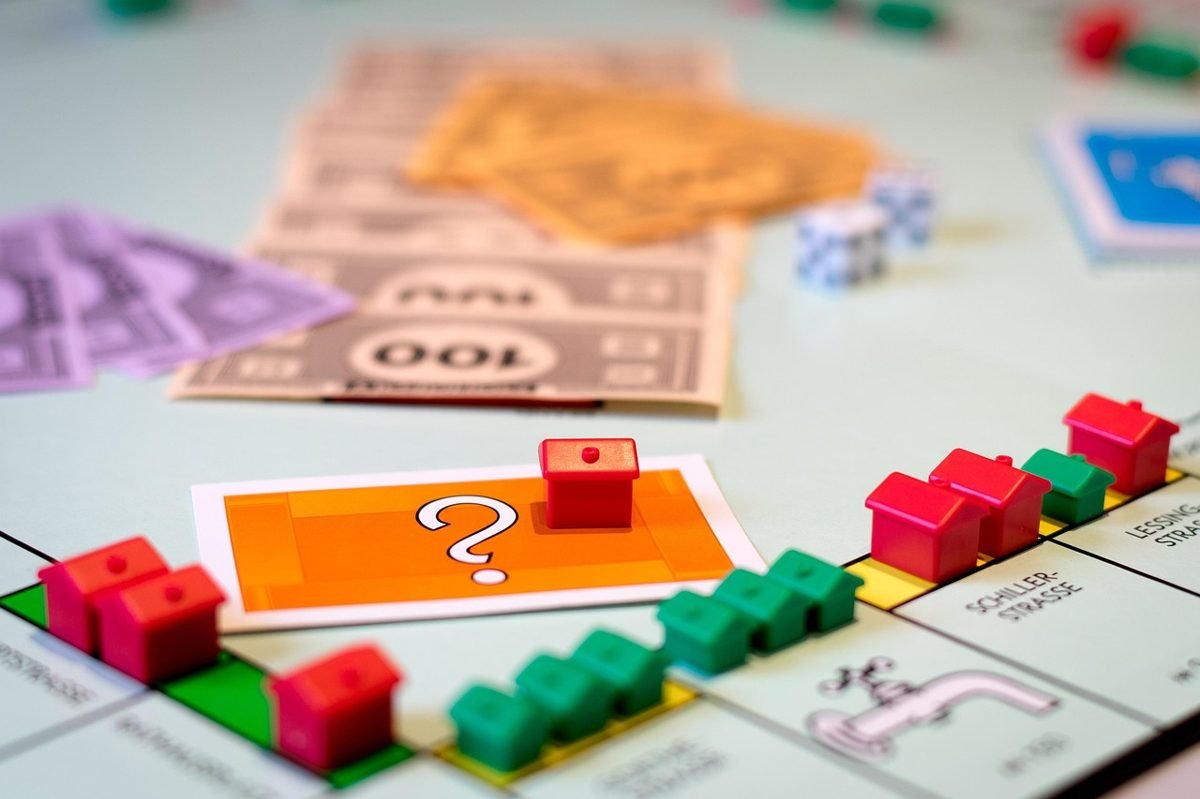 Board game houses, a risk-versus-safety view of fixed vs adjustable rate mortgage