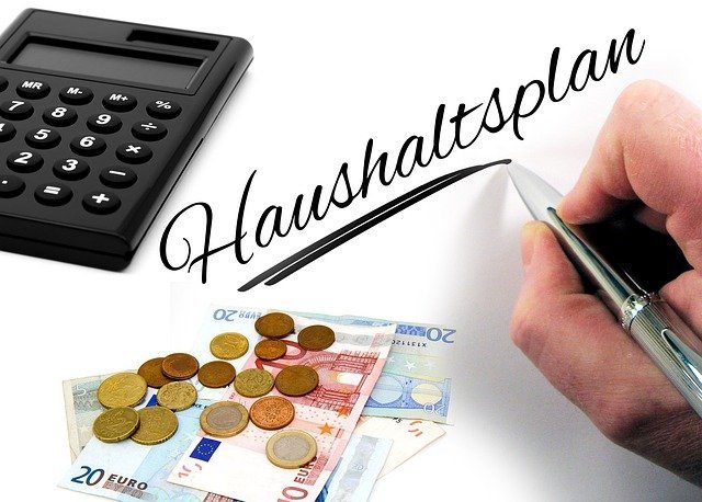 Calculator and coins, working out how credit card interest works day by day
