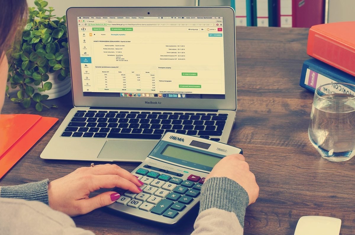 Calculating a solo 401k contribution on a laptop