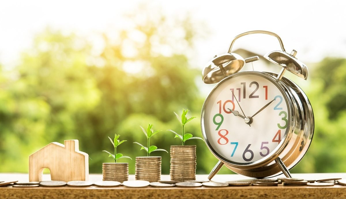 Clock, coins and house showing time in a fixed vs adjustable rate mortgage