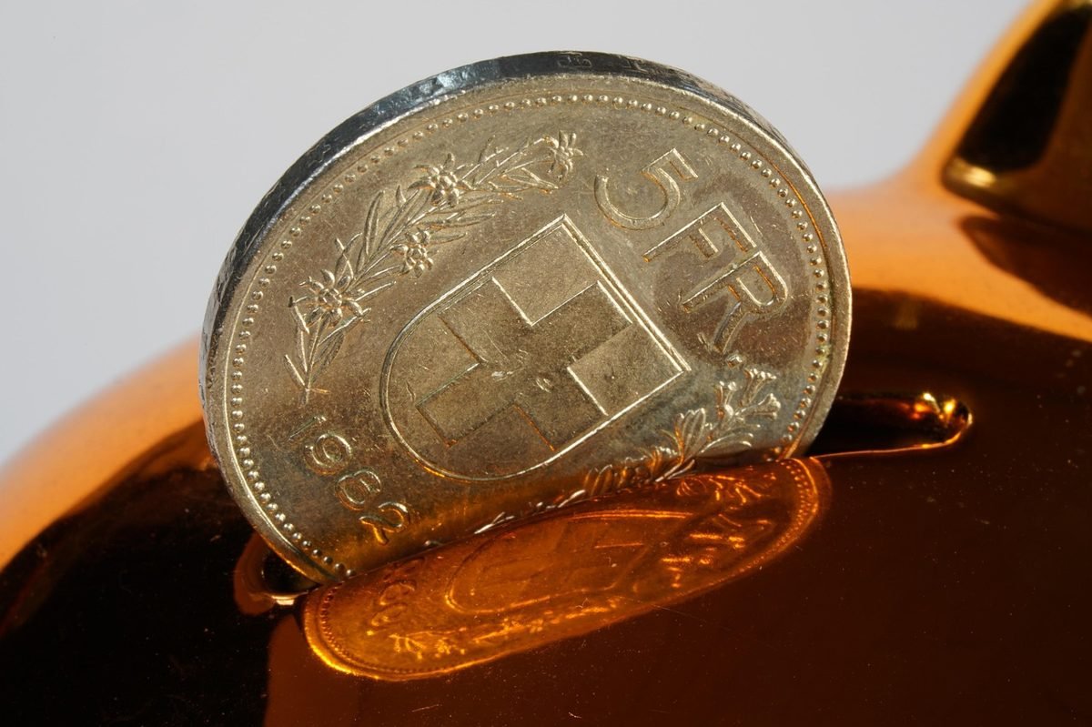 Coin dropping into a savings bank for a Roth IRA under 30