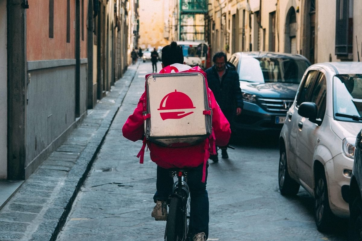 Delivery cyclist on a street, a quick option among side hustles 2026