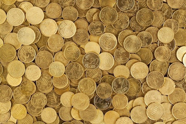 Coins spread on a table, small amounts when you save for retirement in your 30s