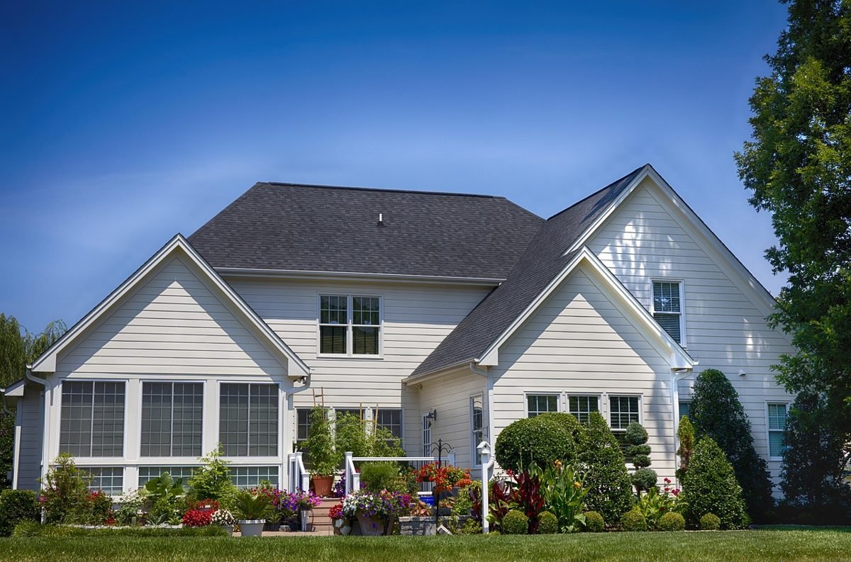 Family house with a garden that umbrella insurance helps protect: do you need umbrella insurance