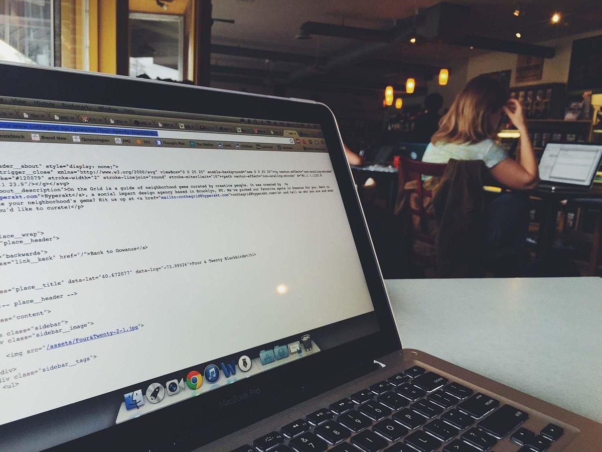 Laptop on a cafe table for a freelancer starting their first 90 days