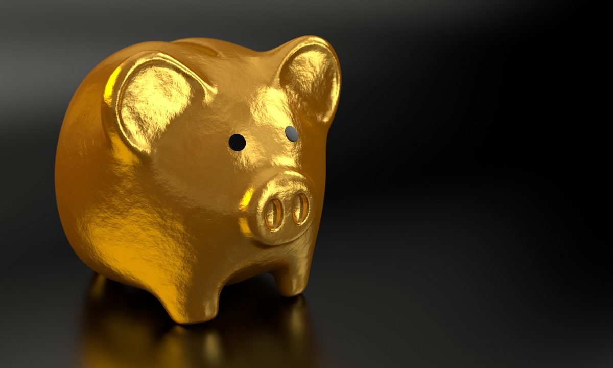 Gold piggy bank representing a plan to save 1000 in 30 days
