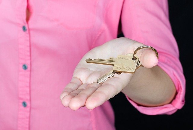 Hand holding keys, a picture of lifting a credit freeze vs credit lock when you apply