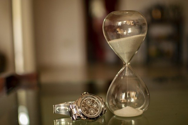 Hourglass showing why time matters when you open a Roth IRA early