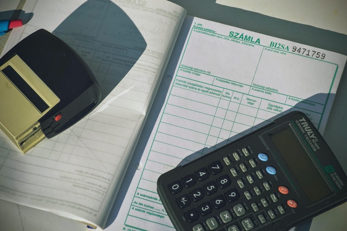 Invoice and calculator for deductions on a 1099 form