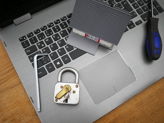 Padlock beside a laptop, the core of the credit freeze vs credit lock choice