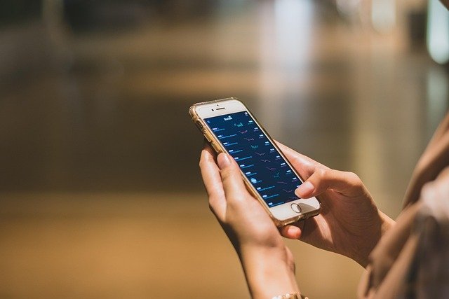 Hands holding a phone to pay a freelance invoicing payment link