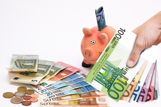 Piggy bank with banknotes, the saving side of a savings account vs checking account choice