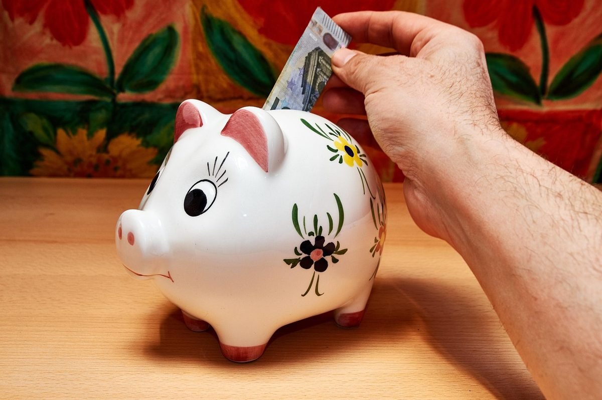 Piggy bank with a banknote, an automatic way to stop lifestyle inflation