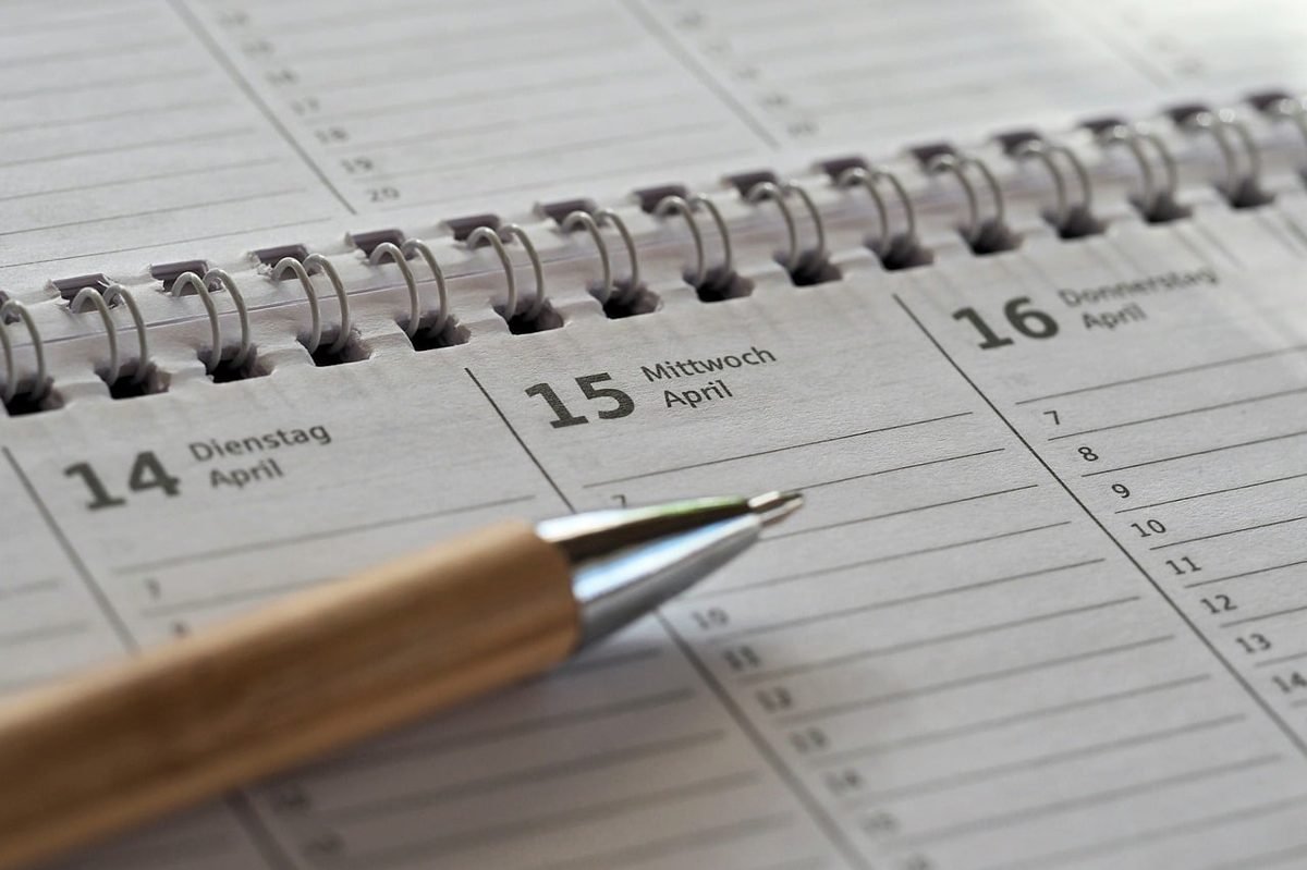 Planner and pen for yearly Roth IRA under 30 contributions