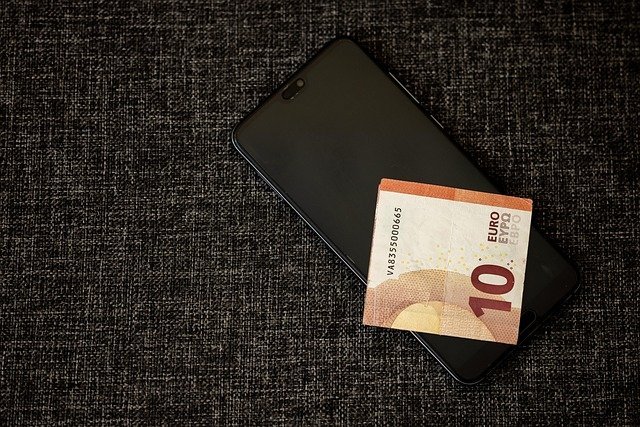 Smartphone and cash, automating how to save for retirement in your 30s