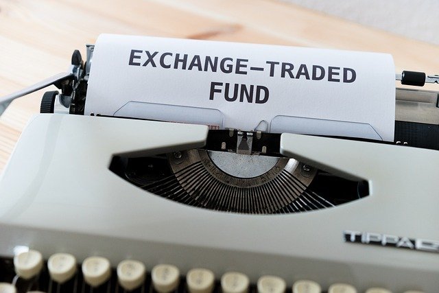 Typewriter page reading money, tax now or later in a traditional vs Roth 401(k)