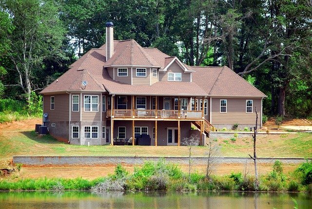 Upscale home in a landscape, what a homeowners insurance claim could rebuild