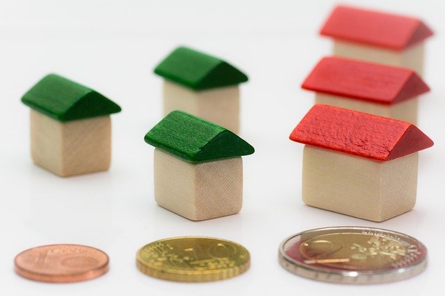 Wooden houses and coins, the true cost of cash from a cash out refinance