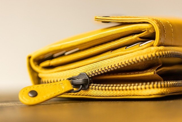 Zippered wallet, the cards that charge interest and how credit card interest works